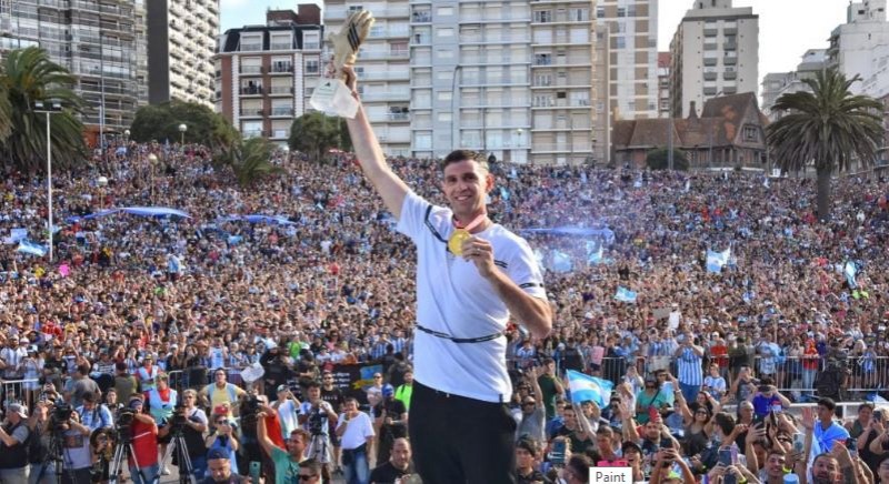 Multitudinario homenaje al Dibu Mart�nez en Mar del Plata